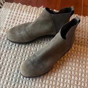 Women’s Sorel Gray Leather Ankle Boots, size 11